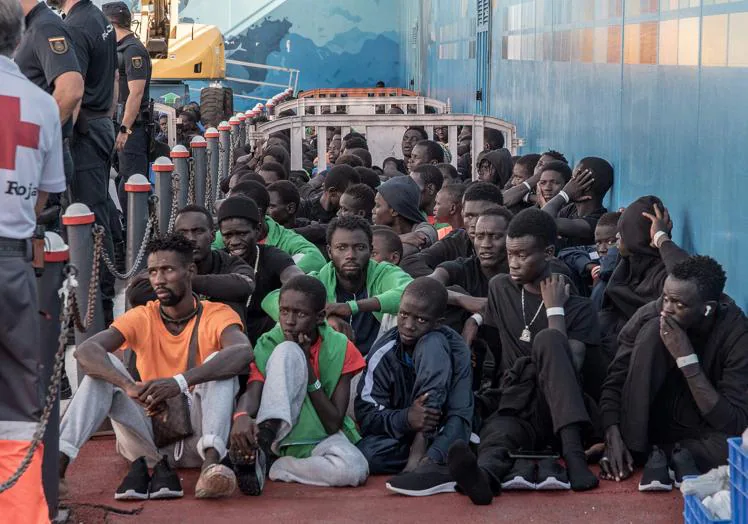 Inmigrantes a la espera de su traslado en Tenerife.